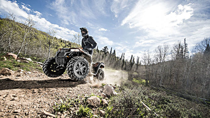 Geländefahrt eines ATV Polaris Sportsman XP 1000.