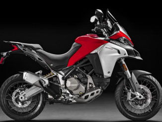 Eine rote Ducati Multistrada 1200 Enduro des Modelljahres 2016