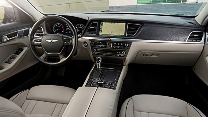 Beiges Interieur eines Hyundai Genesis, Modelljahr 2016.