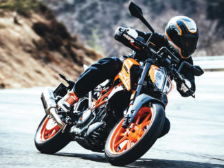 Kurvenfahrt einer KTM 390 DUKE ACTION 2 (Modelljahr 2017)