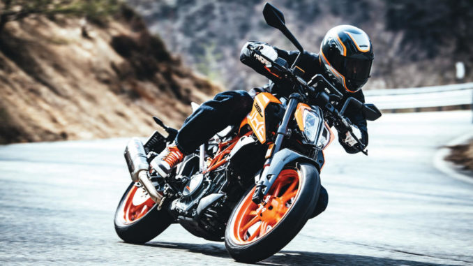 Kurvenfahrt einer KTM 390 DUKE ACTION 2 (Modelljahr 2017)