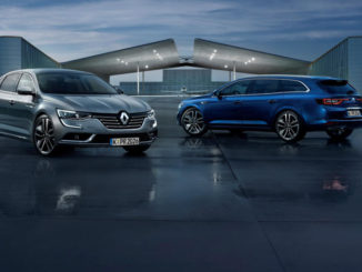 Zwei Renault Talisman, eine silberne Limousine und ein blauer Kombi, stehen vor einem futuristischen Gebäude.