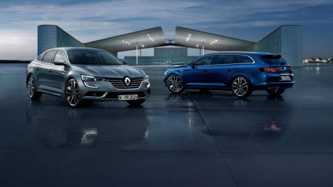 Zwei Renault Talisman, eine silberne Limousine und ein blauer Kombi, stehen vor einem futuristischen Gebäude.