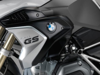 Studioaufnahme einer silbergrauen BMW R 1200 GS im November 2016