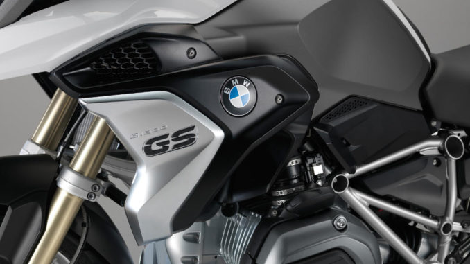 Studioaufnahme einer silbergrauen BMW R 1200 GS im November 2016