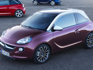 Weinroter Opel Adam Glam mit Panorma-Glasdach.