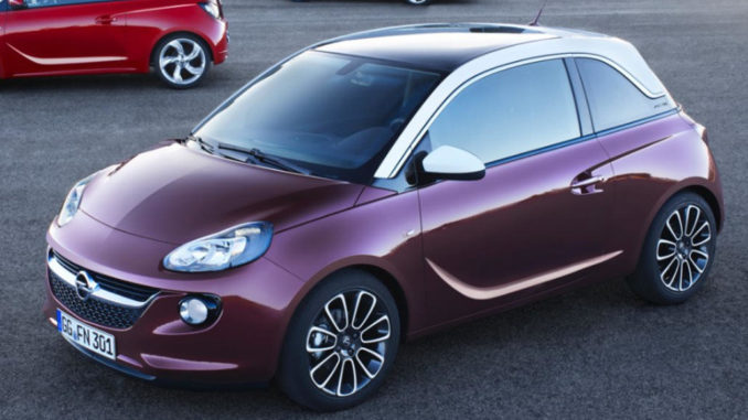 Weinroter Opel Adam Glam mit Panorma-Glasdach.