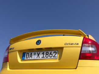 Heck eines gelben Skoda Octavia RS Limousine des Modelljahres 2013.