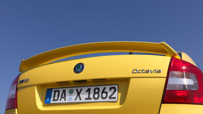 Heck eines gelben Skoda Octavia RS Limousine des Modelljahres 2013.