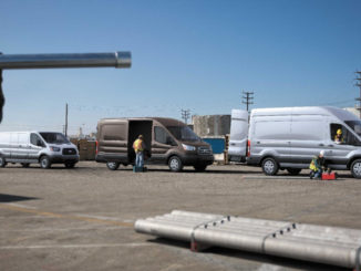 Mehrere Ford Transit im Einsatz auf einer Baustelle in den USA.