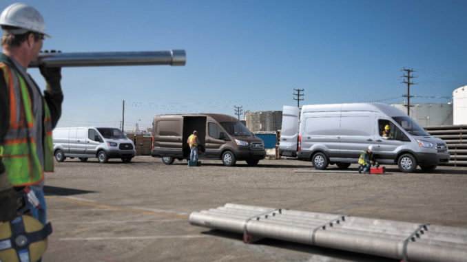 Mehrere Ford Transit im Einsatz auf einer Baustelle in den USA.