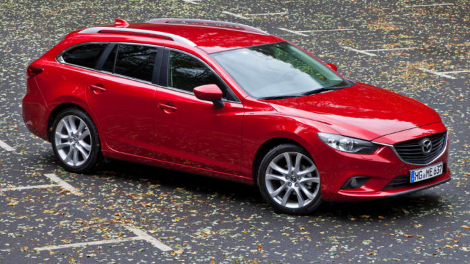 Ein roter Mazda6 (GJ), Baujahr 2012, steht auf einem Parkplatz mit Herbstlaub.
