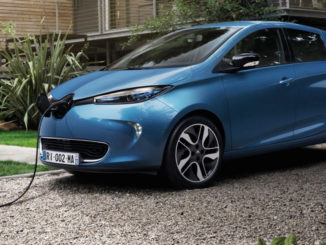 Ein blauer Renault Zoe wird vor einem Haus aufgeladen.