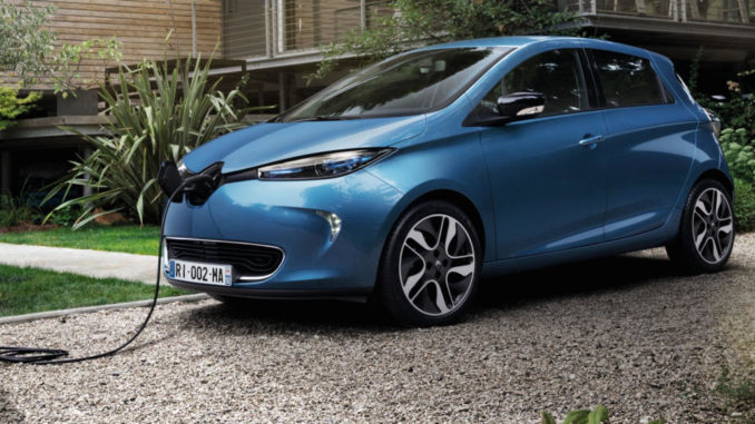 Ein blauer Renault Zoe wird vor einem Haus aufgeladen.