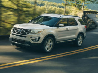 Ein weißer Ford Explorer fährt 2016 auf eines US-amerikanischen Landstraße.