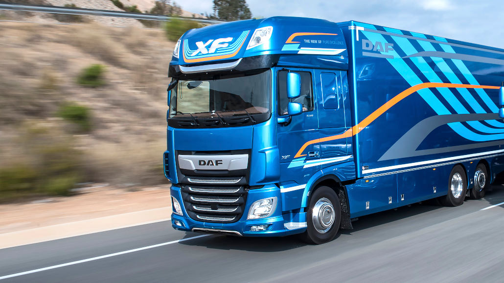 Ein blauer DAF Truck der XF-Baureihe fährt 2018 auf einer Autobahn.