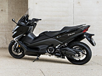 Eine schwarze Yamaha T-Max steht vor einer Betonwand.