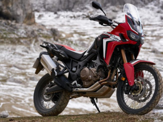 Eine rote Honda CRF1000 (AfricaTwin) steht 2018 in einem verschneiten Steinbruch.