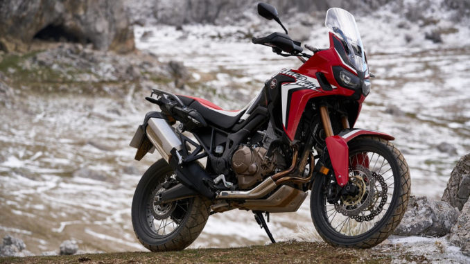 Eine rote Honda CRF1000 (AfricaTwin) steht 2018 in einem verschneiten Steinbruch.