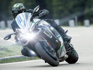 Eine Kawasaki Ninja H2 SX SE+ fährt 2019 auf einer Passstraße.