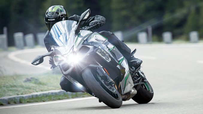 Eine Kawasaki Ninja H2 SX SE+ fährt 2019 auf einer Passstraße.