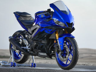 Eine blaue Yamaha-YZF-R3 steht 2019 auf einer Rennpiste.