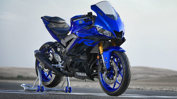 Eine blaue Yamaha-YZF-R3 steht 2019 auf einer Rennpiste.