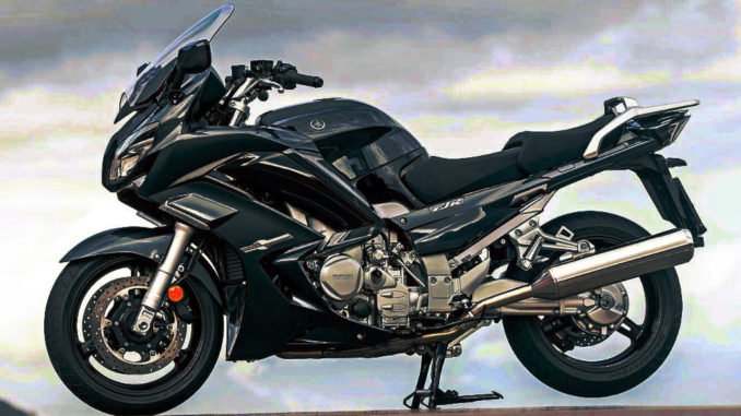 Eine schwarze Yamaha FJR1300 steht 2020 auf einer Asphaltfläche.