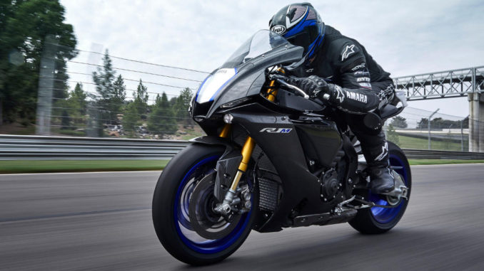 Eine Yamaha R1M des Modelljahres 2020 fährt über eine Rennstrecke.