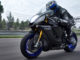 Eine Yamaha R1M des Modelljahres 2020 fährt über eine Rennstrecke.