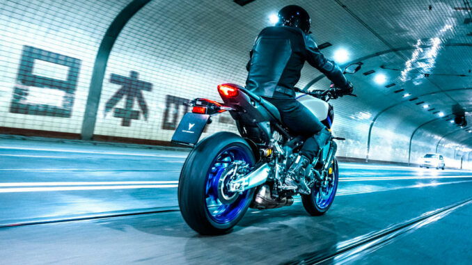 eine schwarze Yamaha MT-09 SP des Modelljahres 2022 fährt durch einen Tunnel.