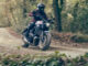 Eine Yamaha XSR700 XTribute des MY2022 fährt auf einem Waldweg.