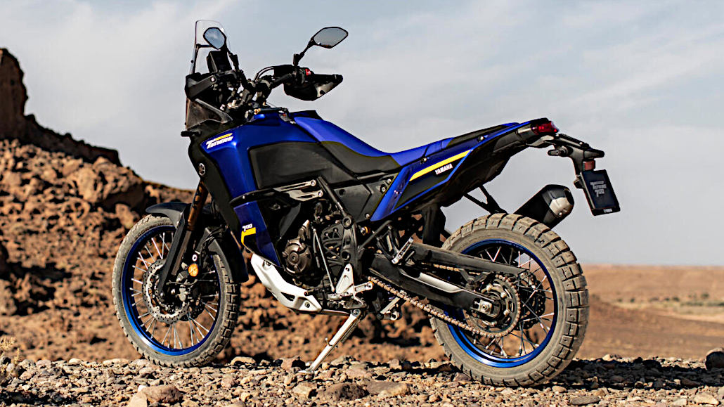 Eine blaue Yamaha Ténéré World Raid des Modeljahrs 2023 steht in der Wüste.