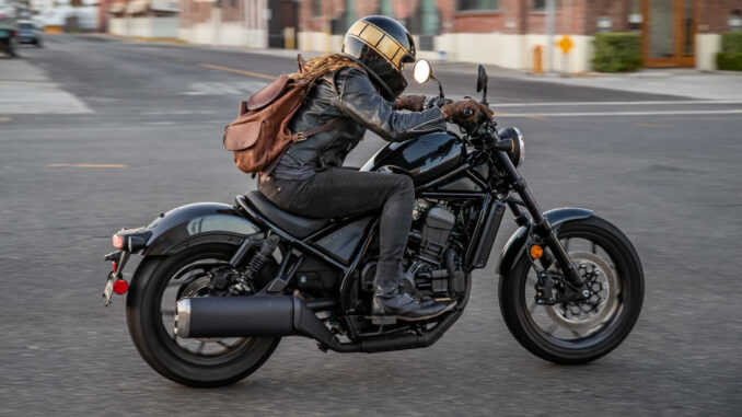 Eine schwarze Honda CMX1100 REBEL fährt 2021 durch die Stadt.