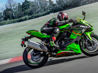 Eine 2024 Kawasaki Ninja ZX-4R - RR auf einer Rennstrecke.