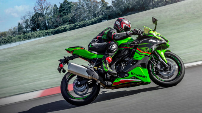 Eine 2024 Kawasaki Ninja ZX-4R - RR auf einer Rennstrecke.