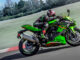 Eine 2024 Kawasaki Ninja ZX-4R - RR auf einer Rennstrecke.