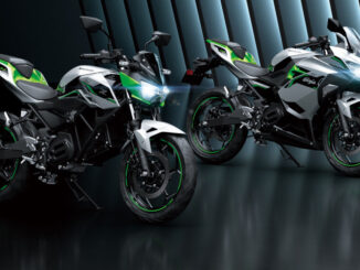 Studioaufnahme von den Kawasaki Elektromotorrädern Ninja E-1 und Z E-1 aus dem Modelljahr 2024.
