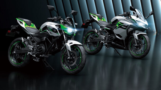 Studioaufnahme von den Kawasaki Elektromotorrädern Ninja E-1 und Z E-1 aus dem Modelljahr 2024.