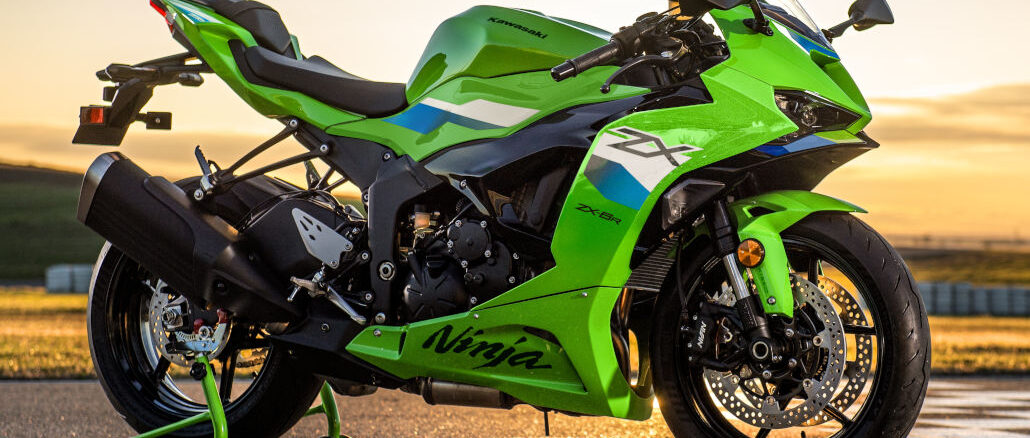 Eine grüne Kawasaki ZX-6R steht 2025 auf einer Rennstrecke im Sonnenuntergang.