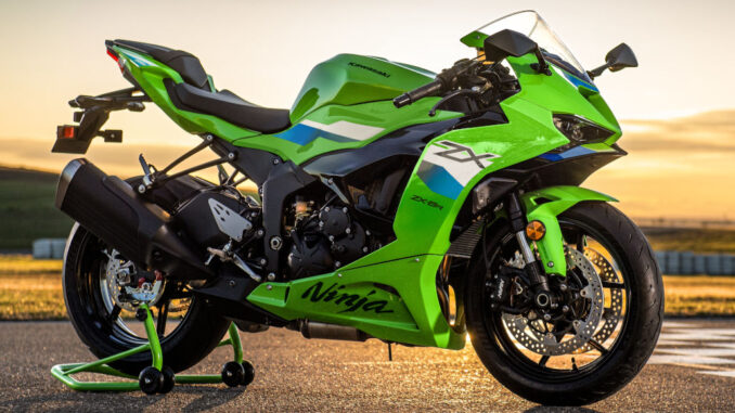 Eine grüne Kawasaki ZX-6R steht 2025 auf einer Rennstrecke im Sonnenuntergang.