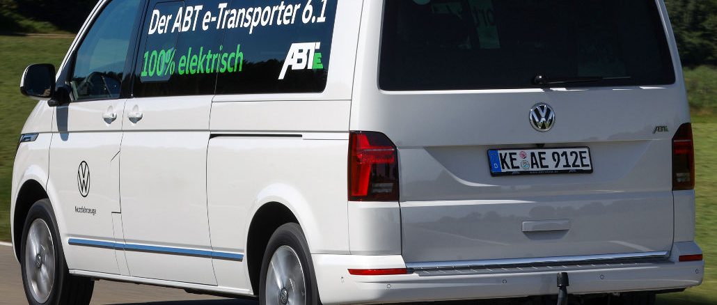 Ein weißer Abt E-Caravelle VW Bus fährt 2019 durch Allgäu.