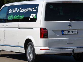 Ein weißer Abt E-Caravelle VW Bus fährt 2019 durch Allgäu.