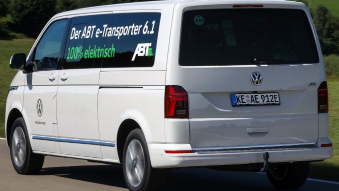 Ein weißer Abt E-Caravelle VW Bus fährt 2019 durch Allgäu.