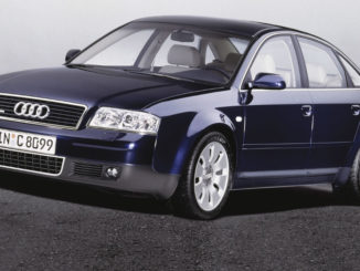 Studioaufnahme eines blauen Audi A6 C5.