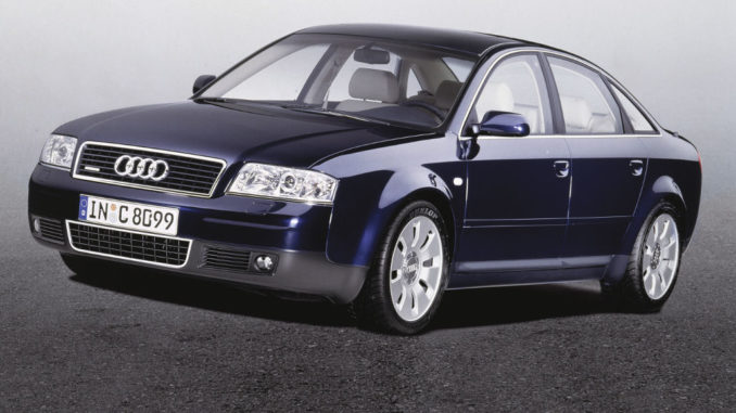 Studioaufnahme eines blauen Audi A6 C5.