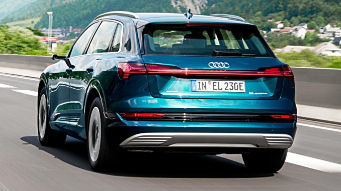 Ein blauer Audi e-tron 55 quattro fährt 2019 auf einer Autobahn.