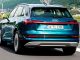 Ein blauer Audi e-tron 55 quattro fährt 2019 auf einer Autobahn.