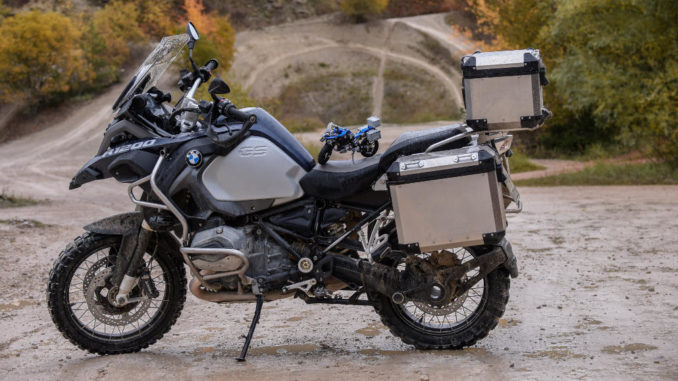 Eine BMW R 1200 GS Adventure (11/2016) steht im Gelände mit einem Lego-Modell auf der Sitzbank.