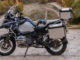 Eine BMW R 1200 GS Adventure (11/2016) steht im Gelände mit einem Lego-Modell auf der Sitzbank.